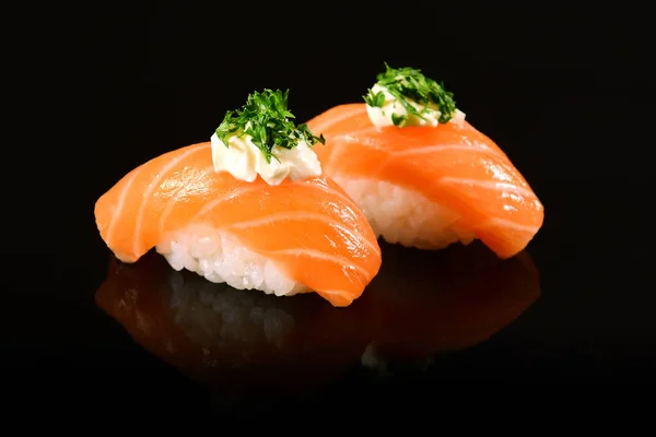 在黑色背景上的三文鱼握寿司 — 图库照片