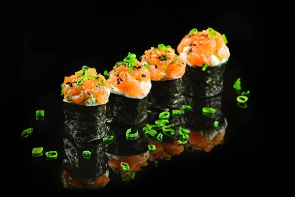 Sushi Quatuor Sur Fond Noir — Photo