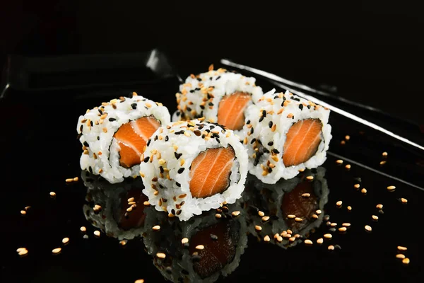 Uramaki-Sushi mit Lachs — Stockfoto