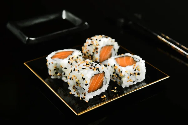 Uramaki-Sushi mit Lachs — Stockfoto