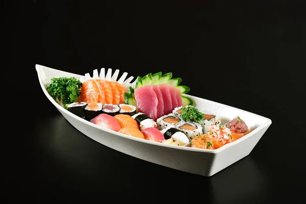 Siyah Arka Plan Üzerine Japon Yemekleri Tekne — Stok fotoğraf