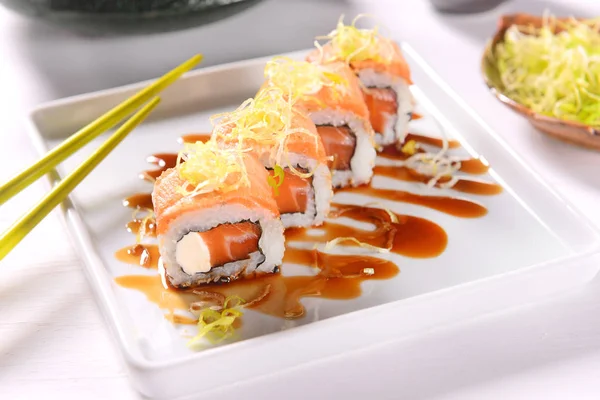 Sushi Salmón Con Paja Puerro Parte Superior —  Fotos de Stock