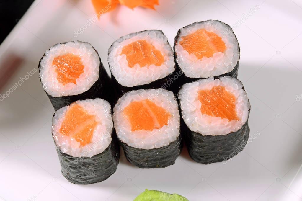 Salmon ossomaki sushi