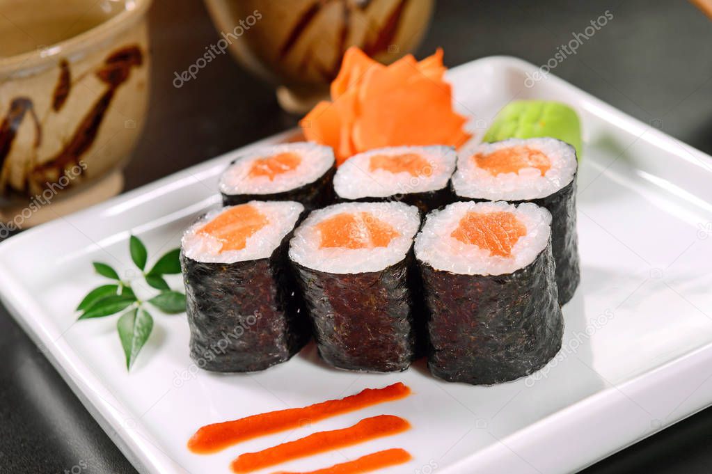 Salmon ossomaki sushi