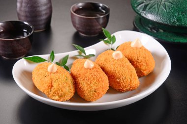 Kızarmış somon pasta dörtlü