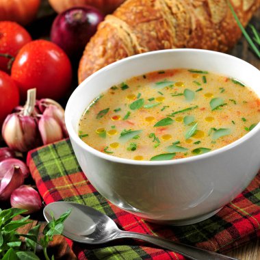Bir küme tabloda sebze çorbası