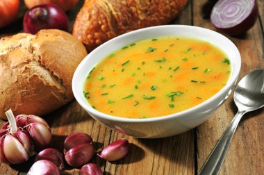 Set tablo üzerinde sebze çorbası