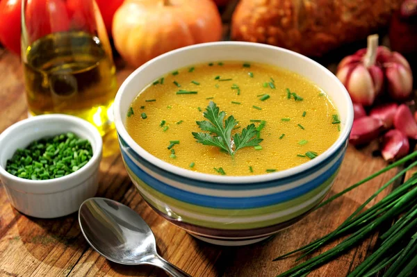 設定テーブルの上の野菜スープ — ストック写真