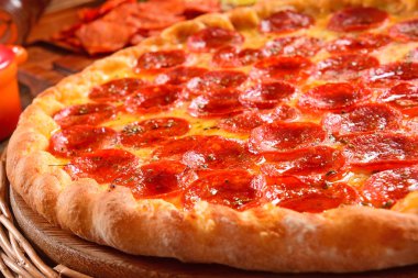 Ahşap arka planda pepperoni pizza.