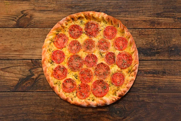 Margherita-Pizza auf schwarzem Holzboden — Stockfoto