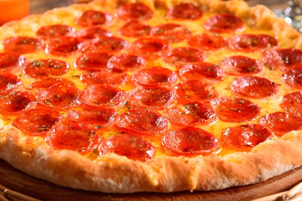 Pfefferoni-Pizza schließen — Stockfoto