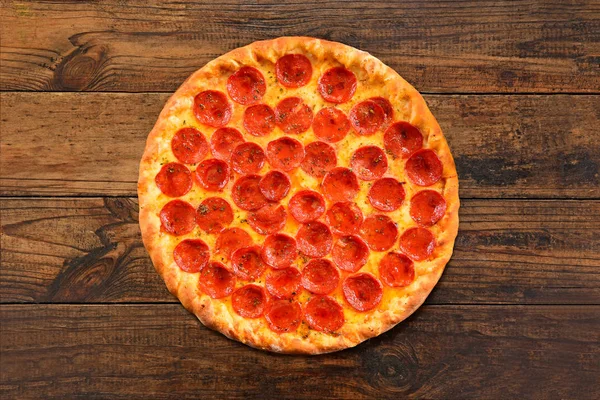 Pfefferoni-Pizza auf Holzgrund — Stockfoto