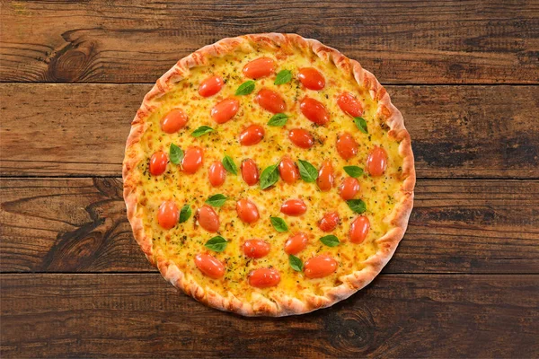 Margherita-Pizza auf schwarzem Holzboden — Stockfoto
