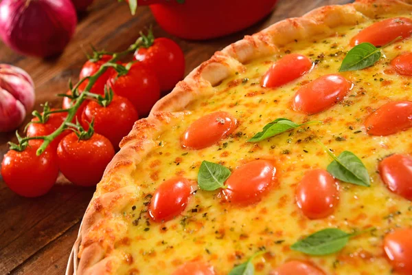 Margherita-Pizza auf schwarzem Holzboden — Stockfoto