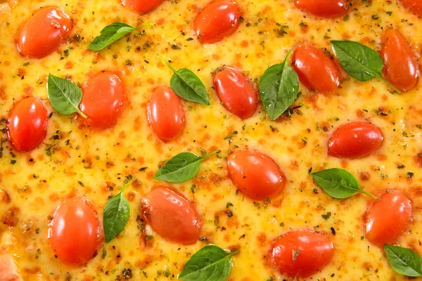 Margherita-Pizza auf schwarzem Holzboden — Stockfoto