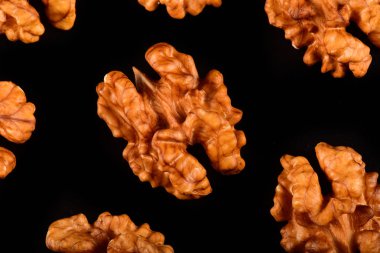 Beyaz arka plan üzerinde yayıldı ceviz