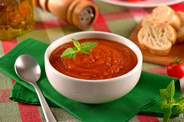 Bol à sauce tomates — Photo