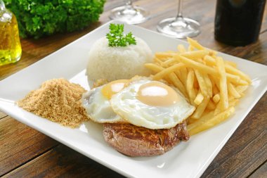 Sığır filetosu pirinç ve patates kızartması ile