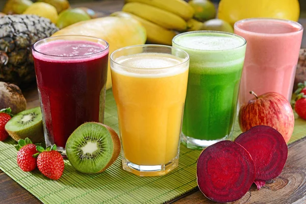 Färsk Frukt Juice Glasögon — Stockfoto