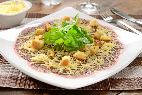 Carpaccio Salade Met Kaas Brood Kubussen — Stockfoto