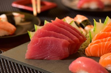 Ton balıklı sashimi dilimleri