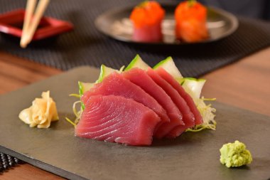 Ton balıklı sashimi dilimleri
