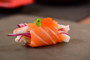 Somon nigiri suşi