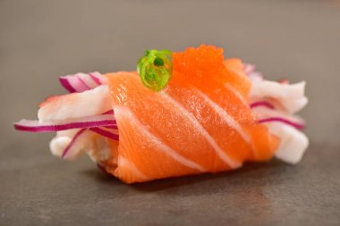 Somon nigiri suşi