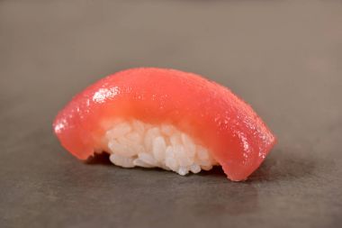 Tuna nigiri suşi