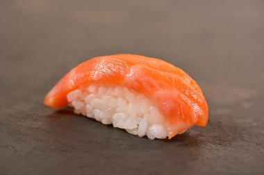 Somon nigiri suşi