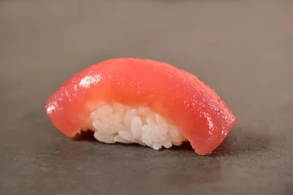 Tuna nigiri suşi — Stok fotoğraf