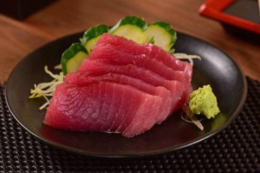 Ton balıklı sashimi dilimleri