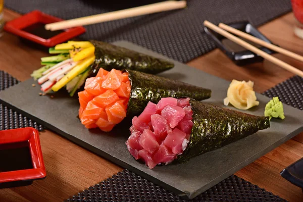 Trei temaki sushis — Fotografie, imagine de stoc