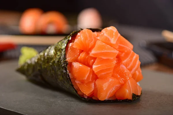 Sushi au saumon temaki — Photo