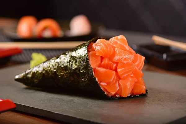 Sushi au saumon temaki — Photo