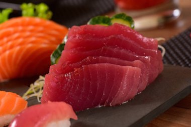 Ton balıklı sashimi dilimleri