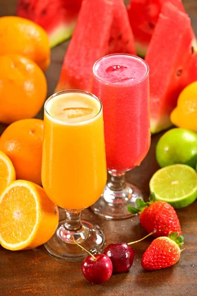 Färska naturliga juicer — Stockfoto