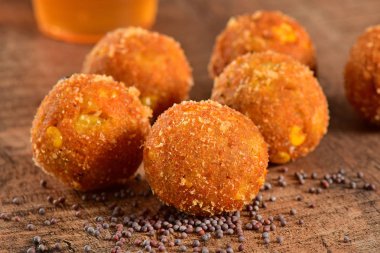 Kemalpaşa tatlısı ahşap arka plan üzerinde