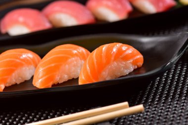 Somon ve ton balığı nigiri suşi