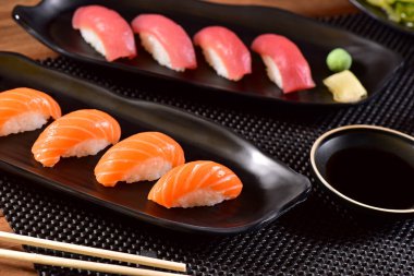 Somon ve ton balığı nigiri suşi
