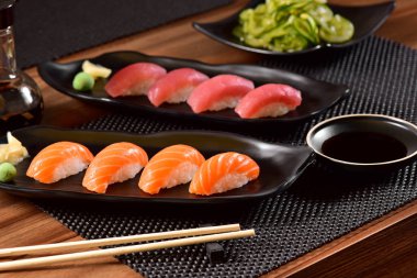 Somon ve ton balığı nigiri suşi