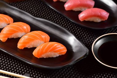 Somon ve ton balığı nigiri suşi