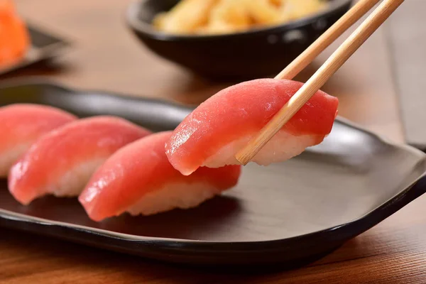 Chopstiks Che Tiene Sushi Nigiri — Foto Stock