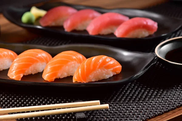 Lax Och Tonfisk Nigiri Sushi — Stockfoto