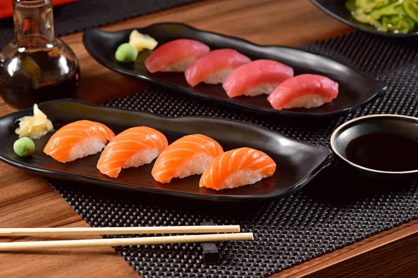 Lax Och Tonfisk Nigiri Sushi — Stockfoto