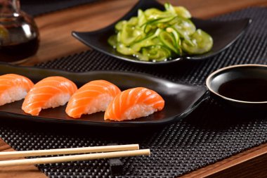 Nigiri suşi restoran masada