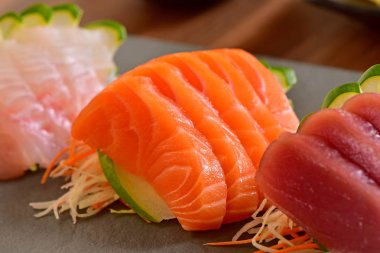 Ton balığı, somon ve beyaz balık sashimi dilimleri