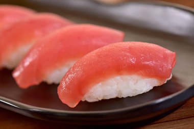 Ton balığı nigiri suşi restoran masada