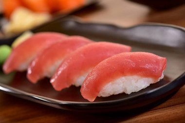Ton balığı nigiri suşi restoran masada