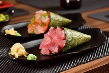 Temaki suşi çift Restoran tablo üzerinde